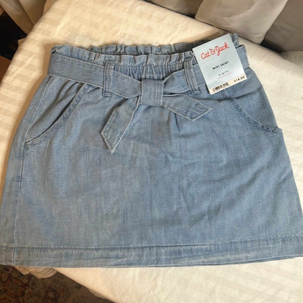 NWT Cat & Jack, light denim MIDI Skirt, pockets. Girls size S (6/7).